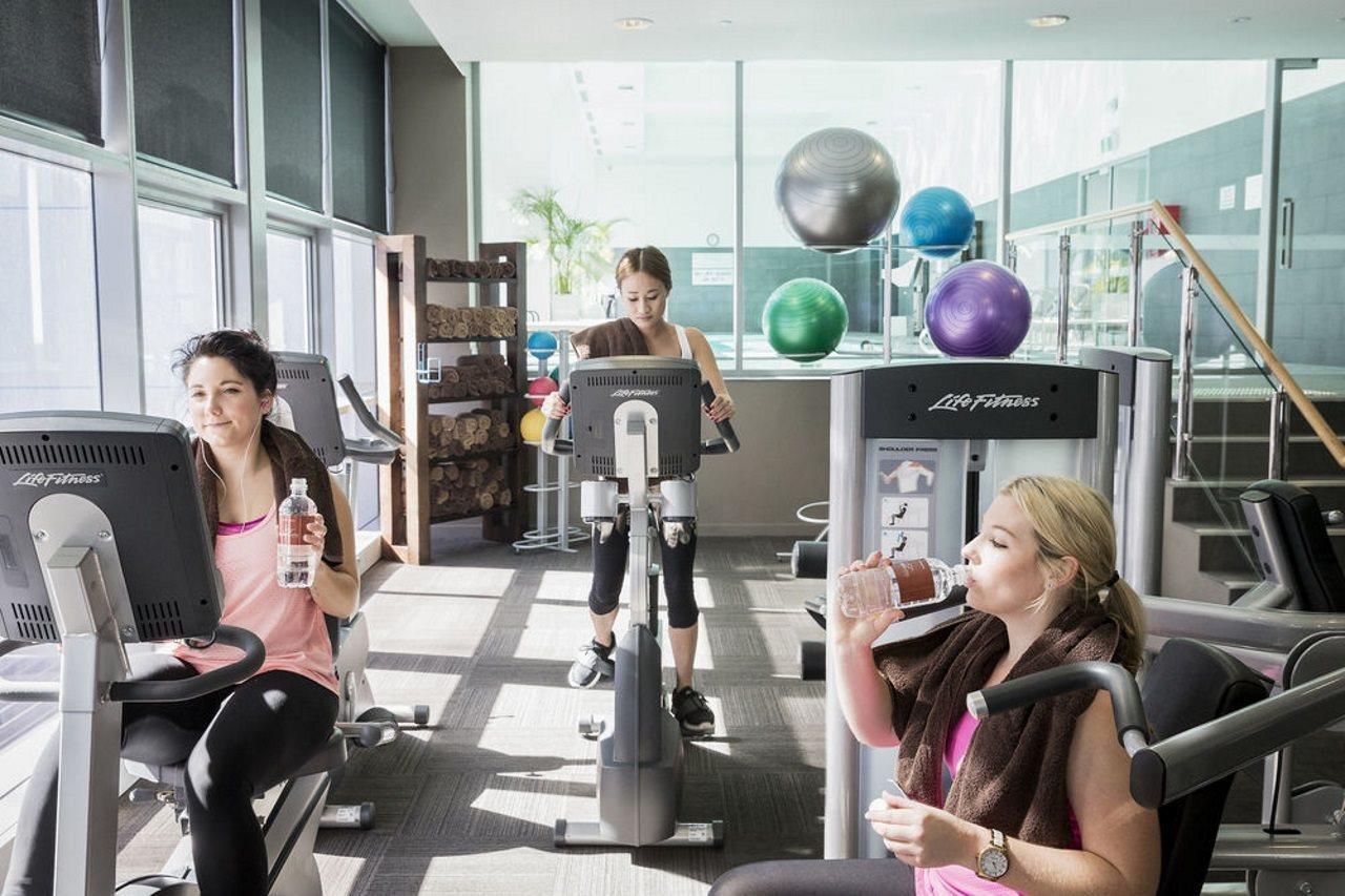 Fraser Suites Perth Kültér fotó A Life Fitness gym
