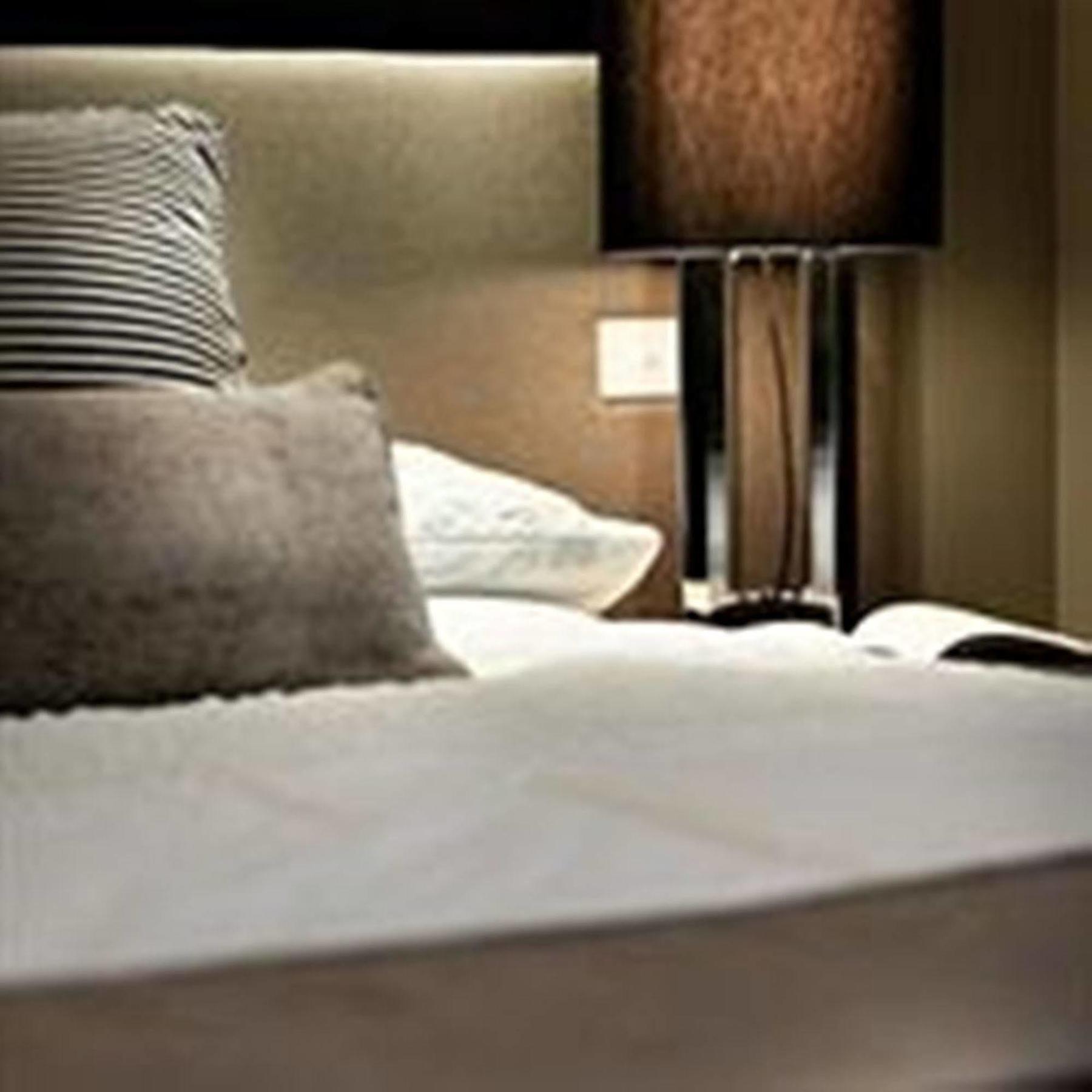 Fraser Suites Perth Kültér fotó A bed