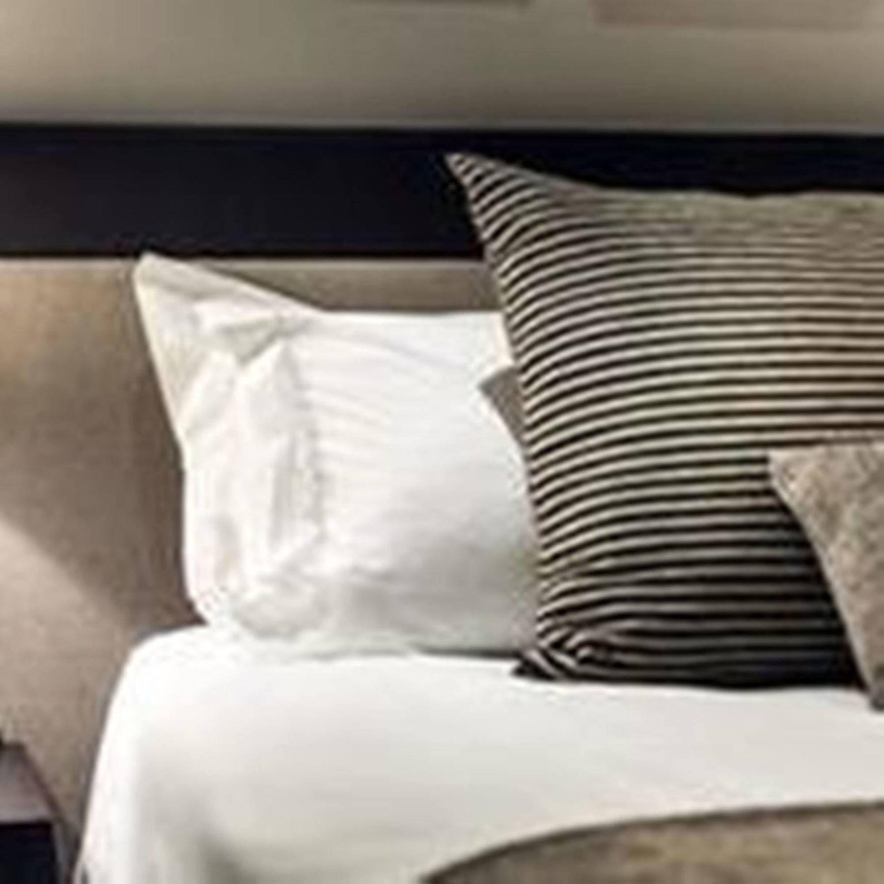 Fraser Suites Perth Kültér fotó A striped cushion