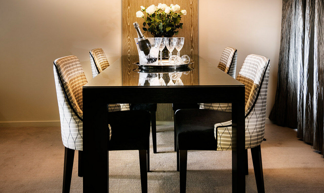 Fraser Suites Perth Kültér fotó A dining room table